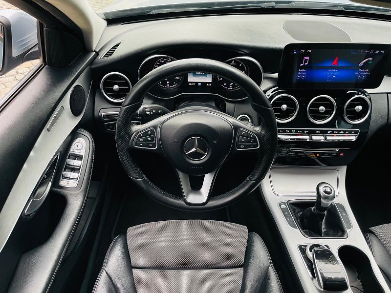 Mercedes-Benz Třídy C 220D MANUÁL VÝHŘEV SENZORY LED - fotka 24 z 52