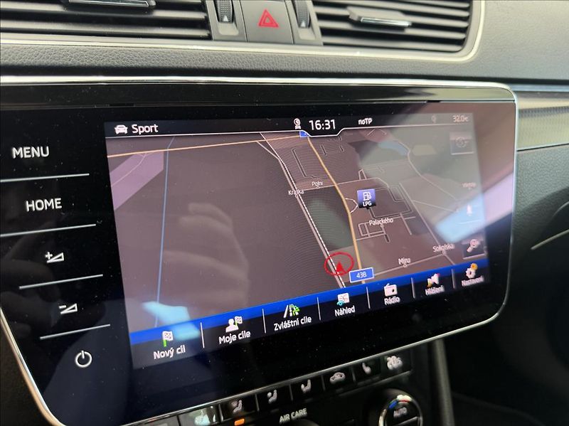 Škoda Superb 2,0 TDi, Sportline, Navi, DSG - fotka 28 z 36