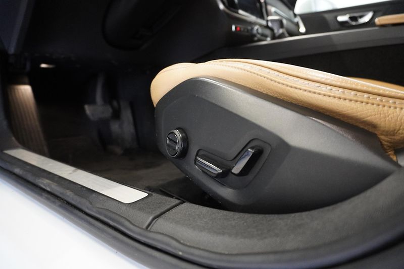 Volvo V60 (2019) CROSS COUNTRY 2,0 D4 AWD AUT. - fotka 16 z 33