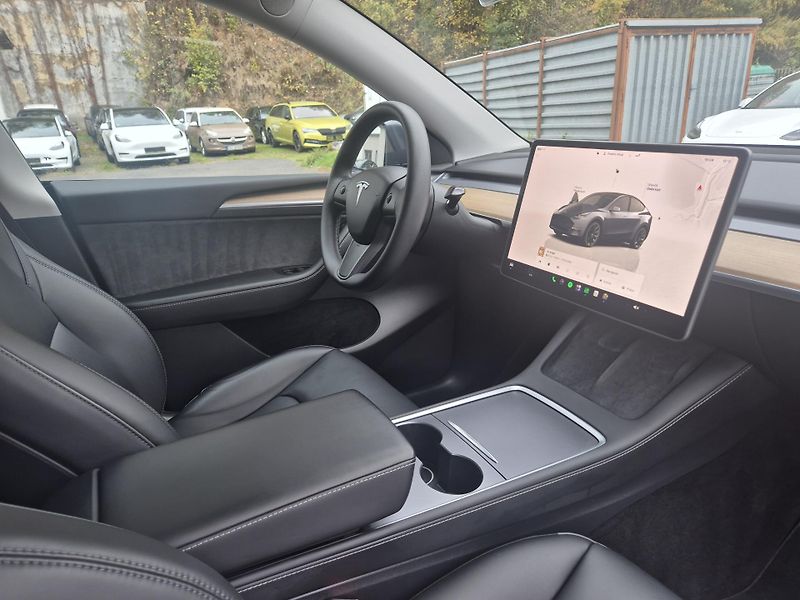 Tesla Model Y RWD 220kw TZ SOH 93,6 % - fotka 40 z 49