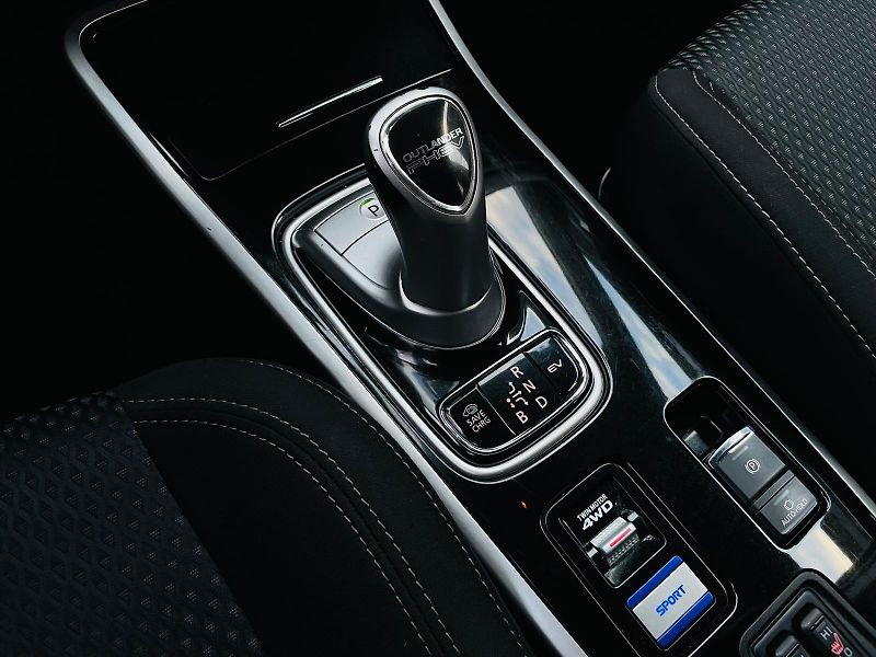 Mitsubishi Outlander 2.4i+HYBRID 4x4 SERVISKA TAŽNÉ - fotka 42 z 53