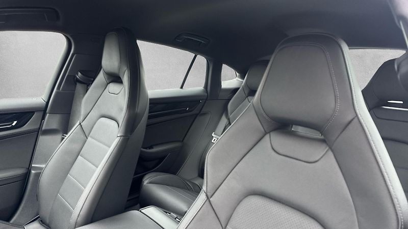 Porsche Panamera 4 E-Hybrid - fotka 16 z 30