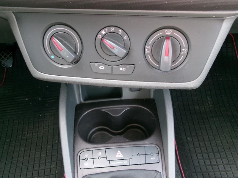 Seat Ibiza (2011) 1,6TDI KLIMA BT USB TEMP - fotka 16 z 29