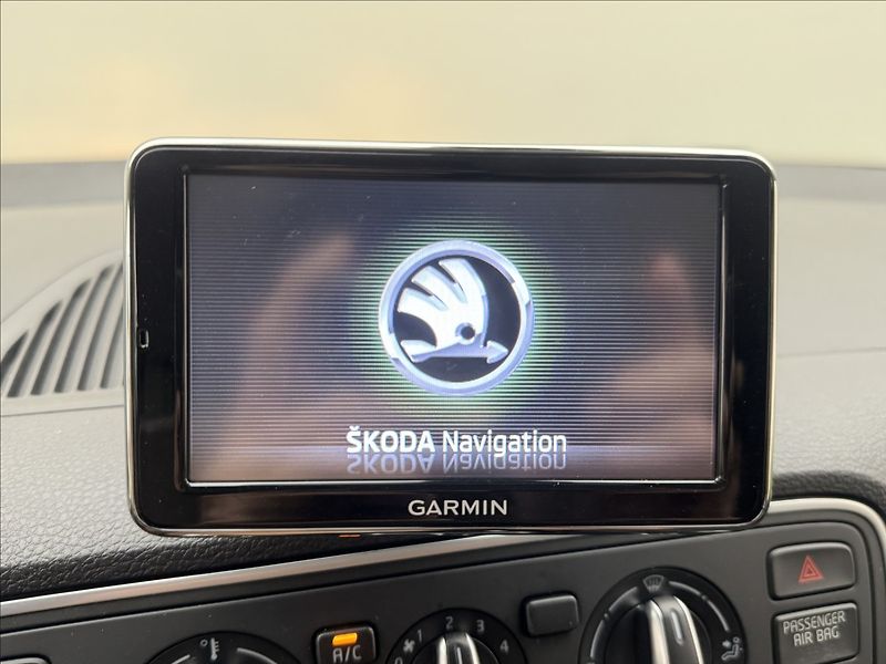 Škoda Citigo 1,0 AUTOMAT NAV SENZORY VÝHŘEV - fotka 11 z 30