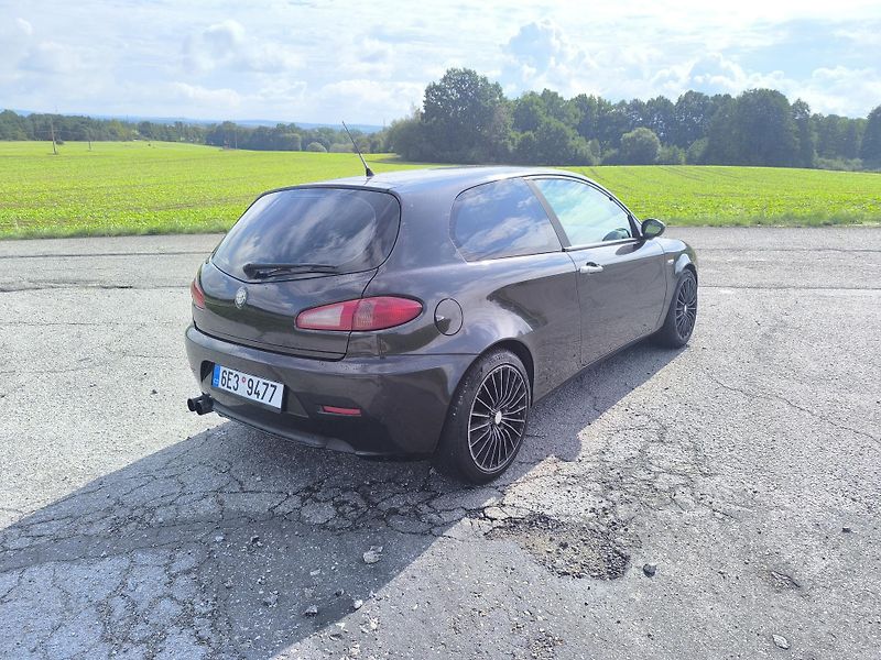 Alfa Romeo 147 (2006) 1.6 16V DOLOŽENÉ KM.NOVÁ STK - fotka 7 z 23