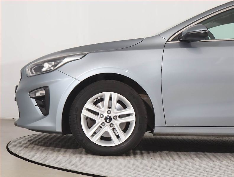 Kia Ceed (2021) Silver 1.5 T-GDI, Serv.kniha - fotka 14 z 20