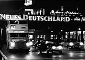 Patrový autobus Do54 za nočního provozu na Alexanderplatz ve východním Berlíně.