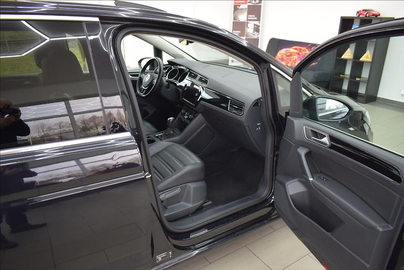 Volkswagen Touran 2,0 TDi, 7-míst,DSG,NAVI,KŮŽE, - fotka 16 z 41
