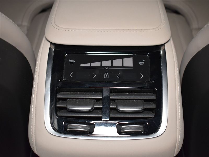 Volvo XC90 2,0 B5 AWD ULTRA Vzduch,Tažné - fotka 15 z 26