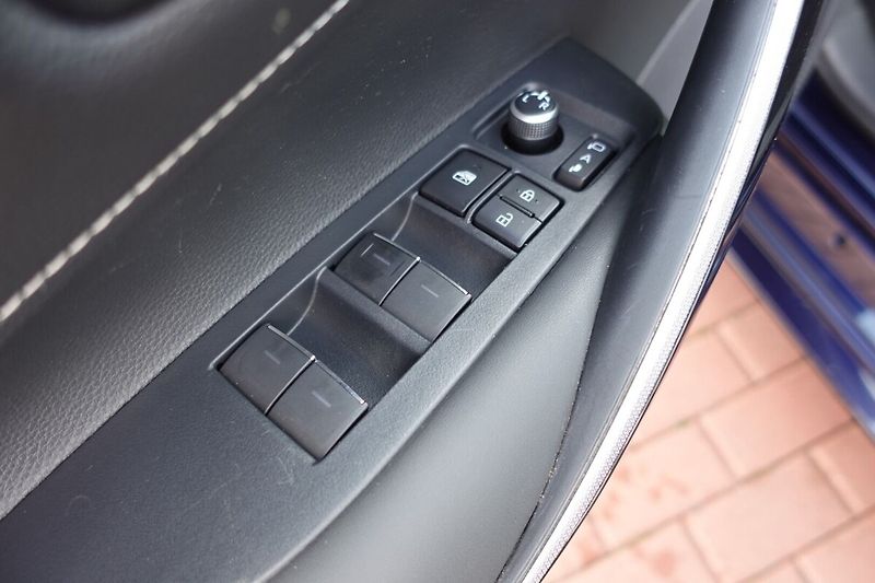 Toyota Corolla 2.0 HEV Comfort Style Tech TS - fotka 10 z 31
