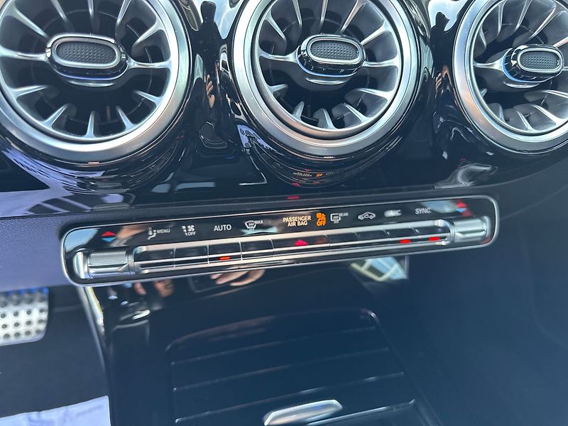 Mercedes-Benz Třídy A 35 AMG 4MATIC - fotka 18 z 20
