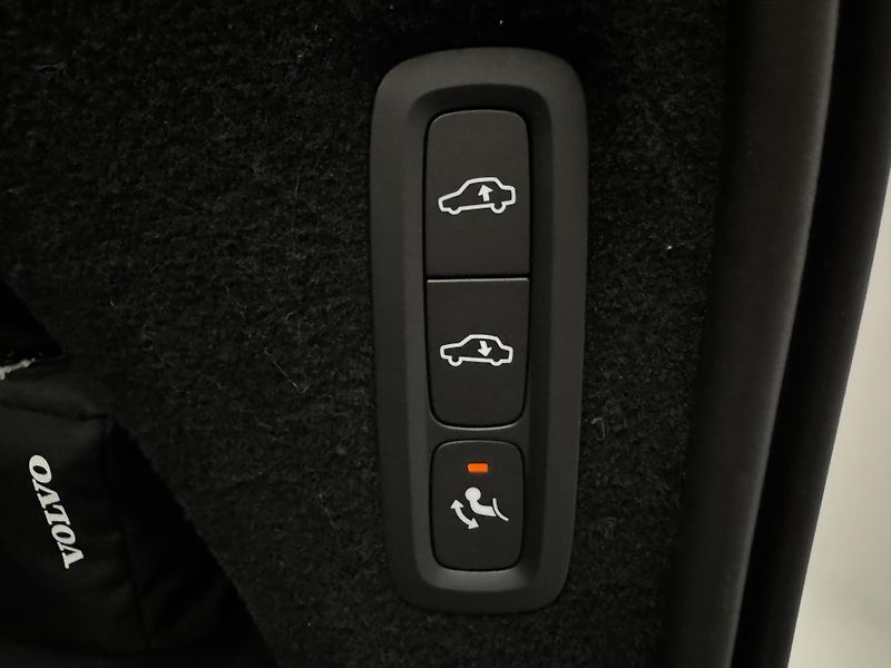 Volvo XC90 B5 AWD PLUS BRIGHT AUT CZ - fotka 25 z 53