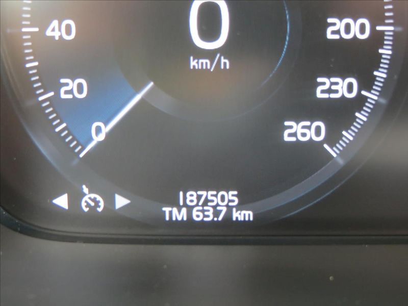 Volvo V60 2,0 D 145kW Momentum mHEV AUT - fotka 21 z 23
