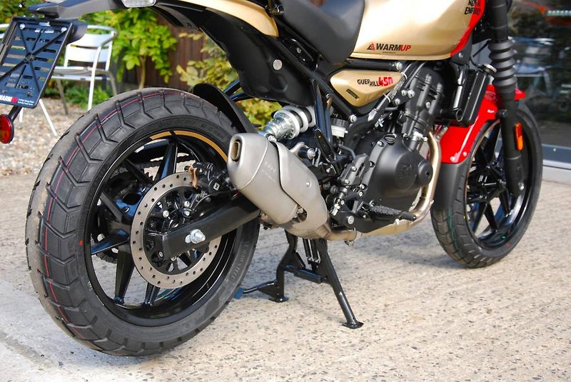 Royal Enfield (2026) Guerrilla 450 GOLD DIP - fotka 15 z 25