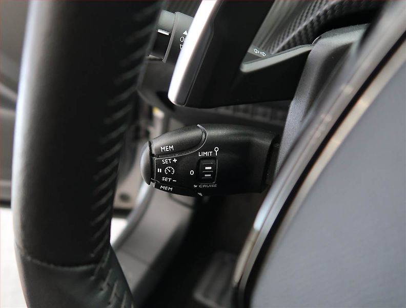 Peugeot 2008 (2022) Allure 1.2 PureTech, Automat - fotka 23 z 25