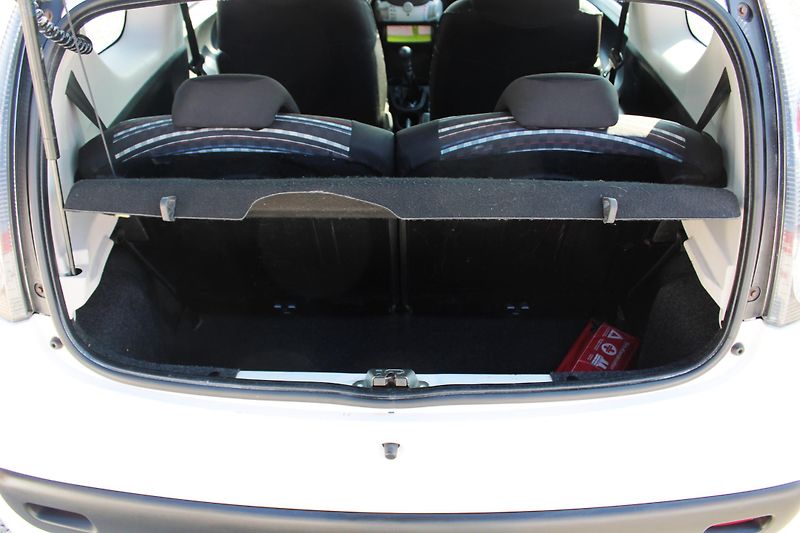 Citroën C1 (2012) 1,0i EL.OKNA ESP SERVO CENTRÁL - fotka 11 z 15