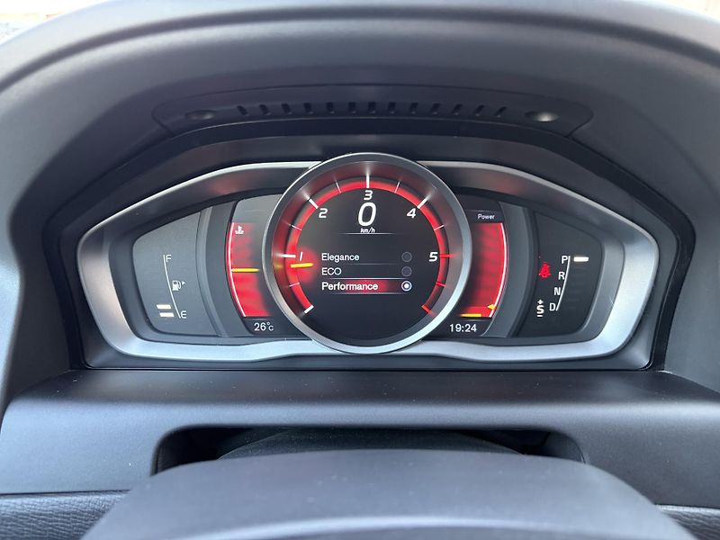 Volvo XC60 (2016) 2.0 D3 110kW AT8/152tkm/SERVIS - fotka 20 z 31