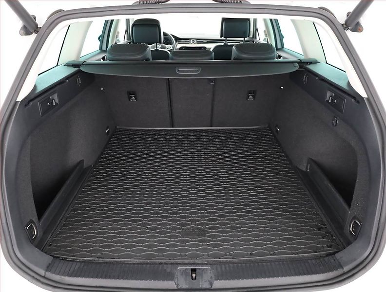 Volkswagen Passat (2018) R-Line 2.0 TDI, Automat, Kůže - fotka 20 z 21