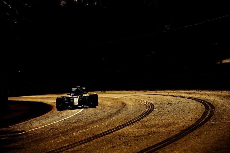 F1 2017 GP Austrálie - Sebastian Vettel (Ferrari) si užívá gratulace po příjezdu do pit lane