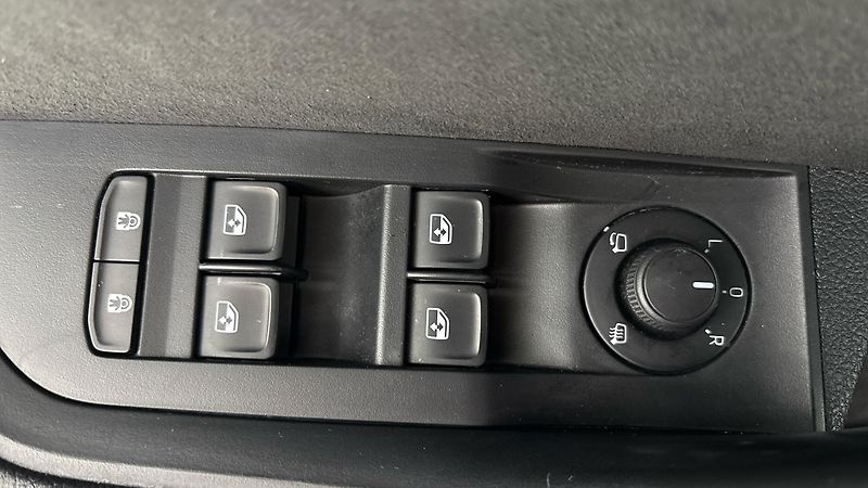 Škoda Superb 2.0 TSI DSG Sportline Combi - fotka 25 z 33