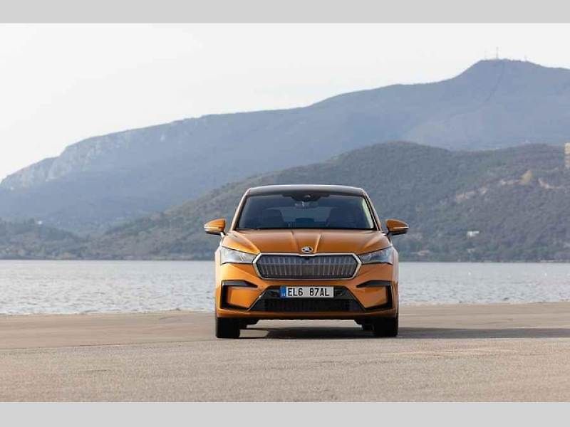 Plně elektrické SUV Škoda Enyaq Coupé iV (na snímku) se představilo v roce 2022 a vzbudilo u zákazníků velký zájem. Automobilka zrychluje svoji elektrickou ofenzivu: do roku 2026 představí tři zcela nové elektrické modely a další budou následovat.