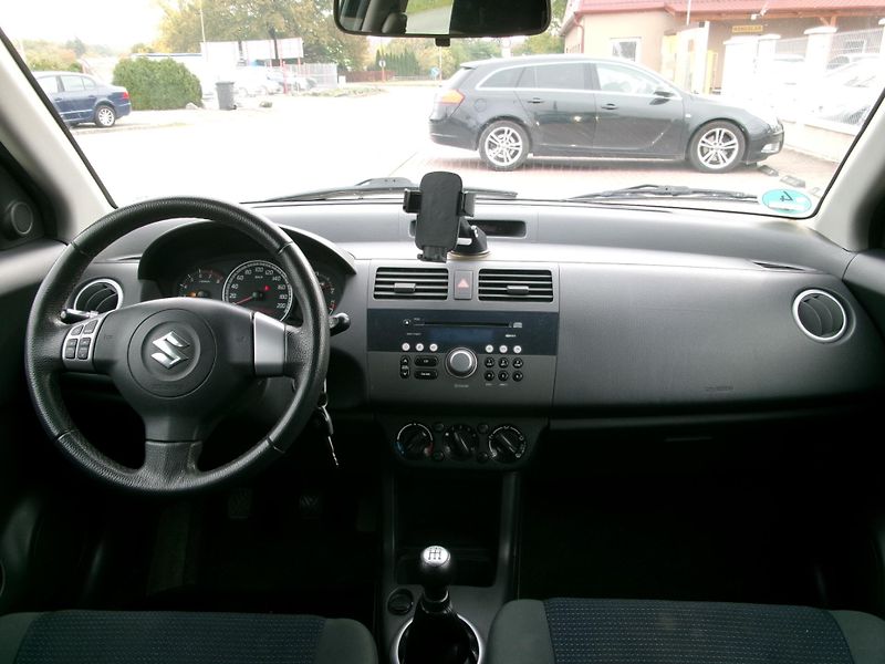 Suzuki Swift (2009) 1,3i KLIMA - ZADÁNO - fotka 14 z 26