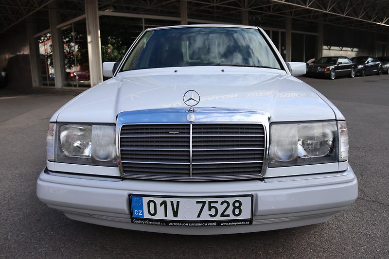 Mercedes-Benz 124 W124 320 E Sedan (1993) - fotka 4 z 32
