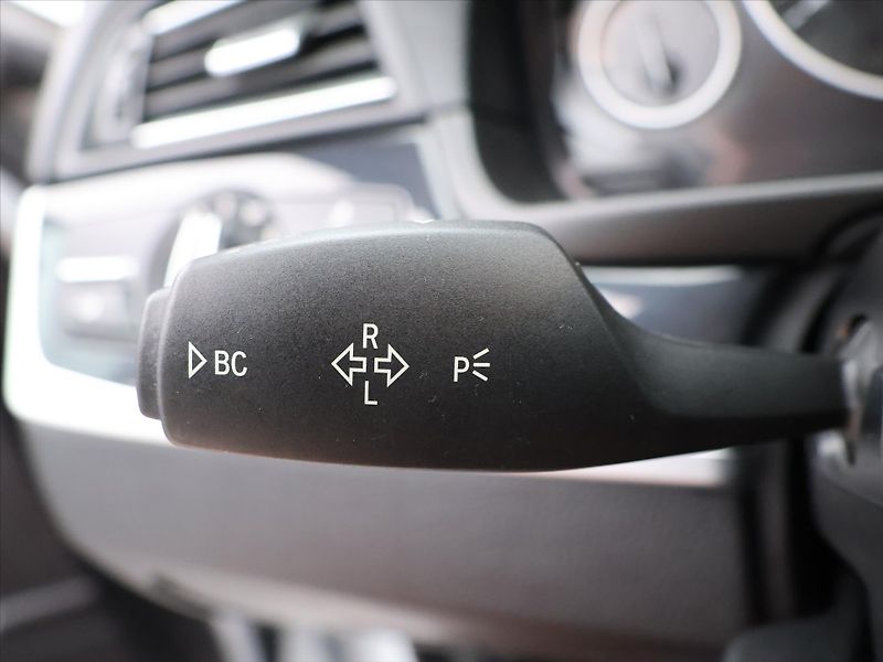 BMW Řada 5 2.0 520d 135kW Aut. Xenon Navi - fotka 17 z 34