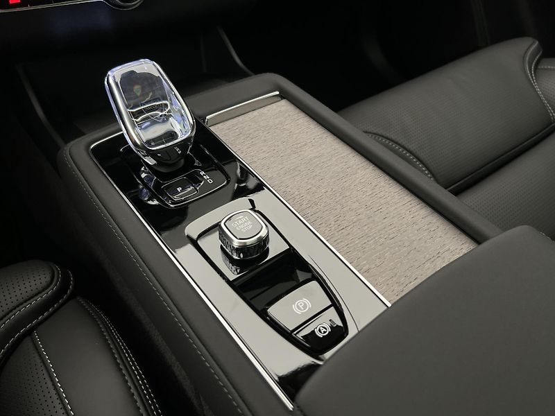 Volvo XC90 (2026) T8 AWD RECHARGE ULTRA DARK - fotka 32 z 46