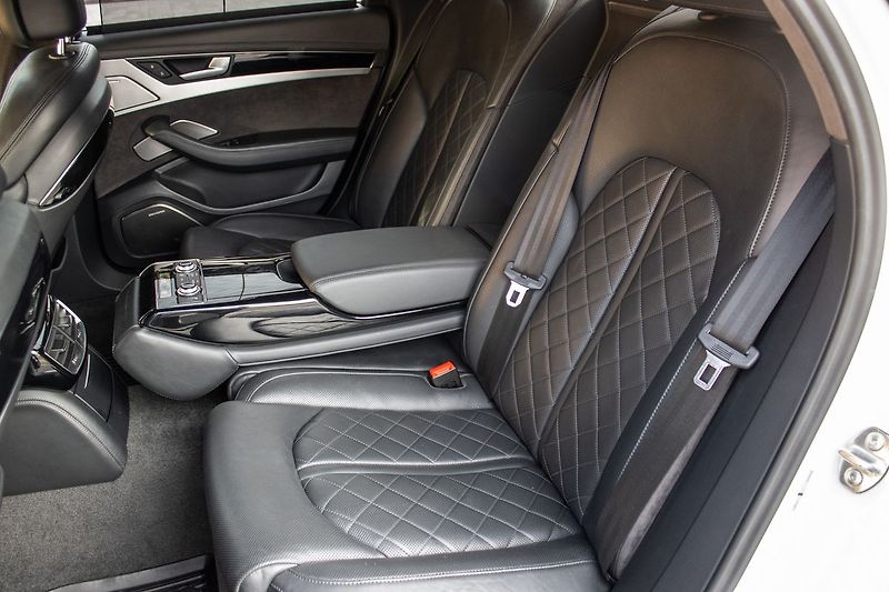 Audi S8 - fotka 27 z 30