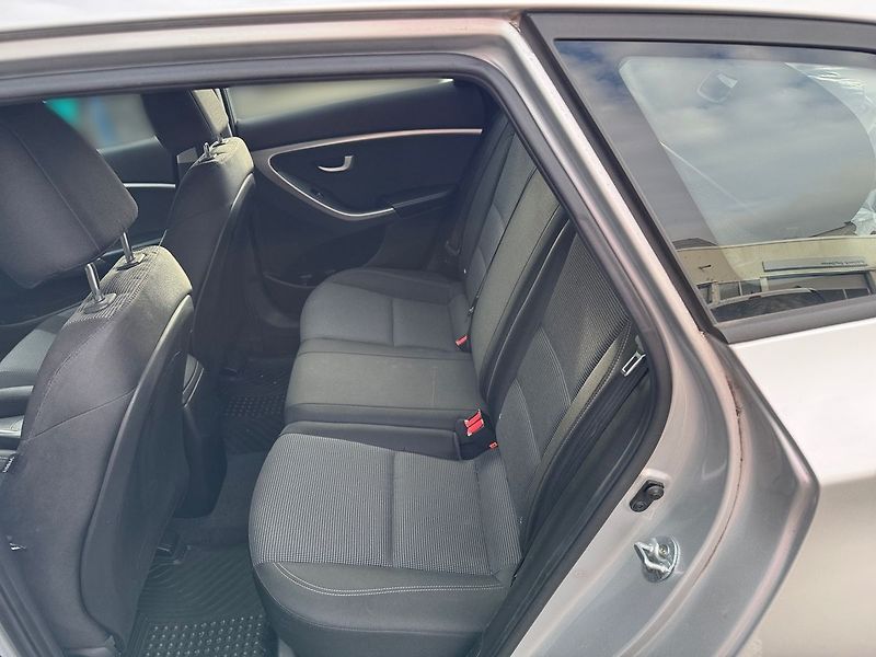 Hyundai i30 1,6  CZ TOP STAV - fotka 11 z 15