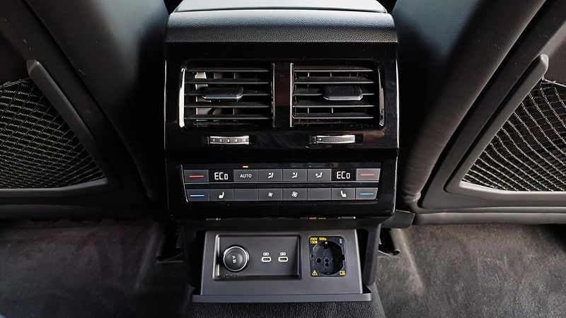Volkswagen Touareg R-LINE 210kW-WEBASTO-HUD-TZ- - fotka 19 z 50