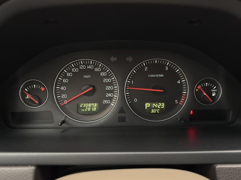 Volvo XC90 D5 AWD SUMMUM AUT CZ  - fotka 16 z 41