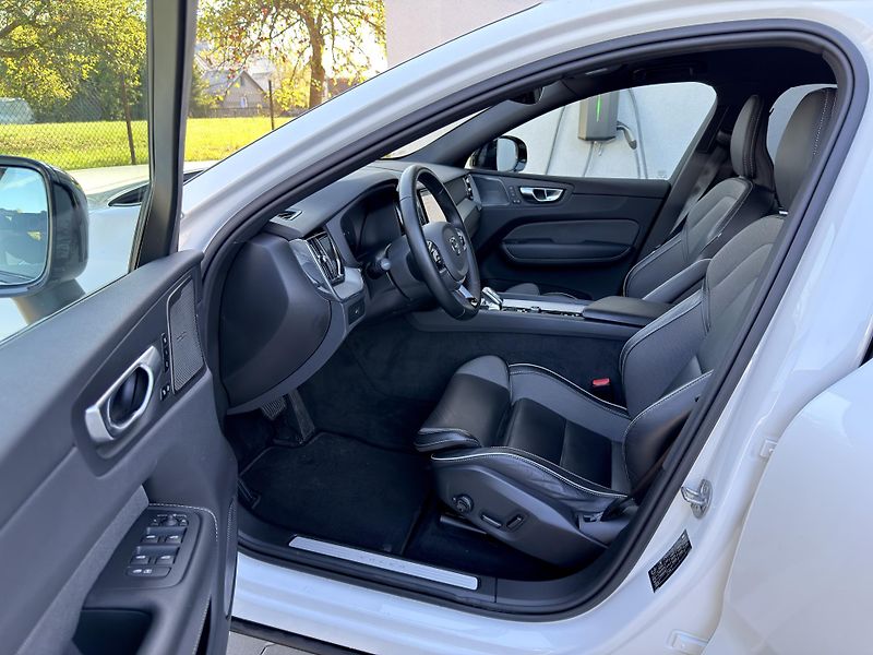 Volvo XC60 B5 AWD // PLUS DARK // 1.maj.  - fotka 9 z 44