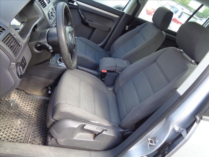 Volkswagen Touran 2,0 - fotka 12 z 25