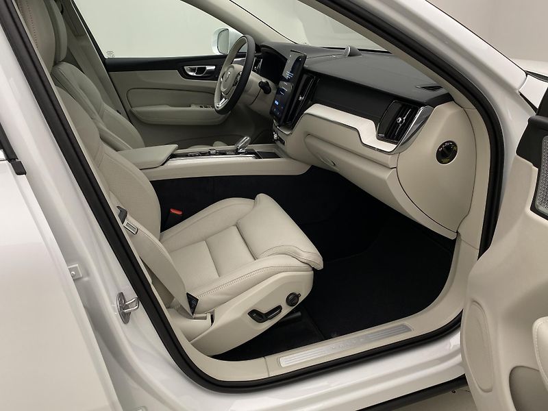 Volvo XC60 B5 AWD BRIGHT ULTRA AUT CZ - fotka 24 z 64