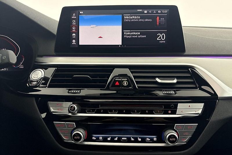 BMW Řada 5 530d xDrive - fotka 10 z 27