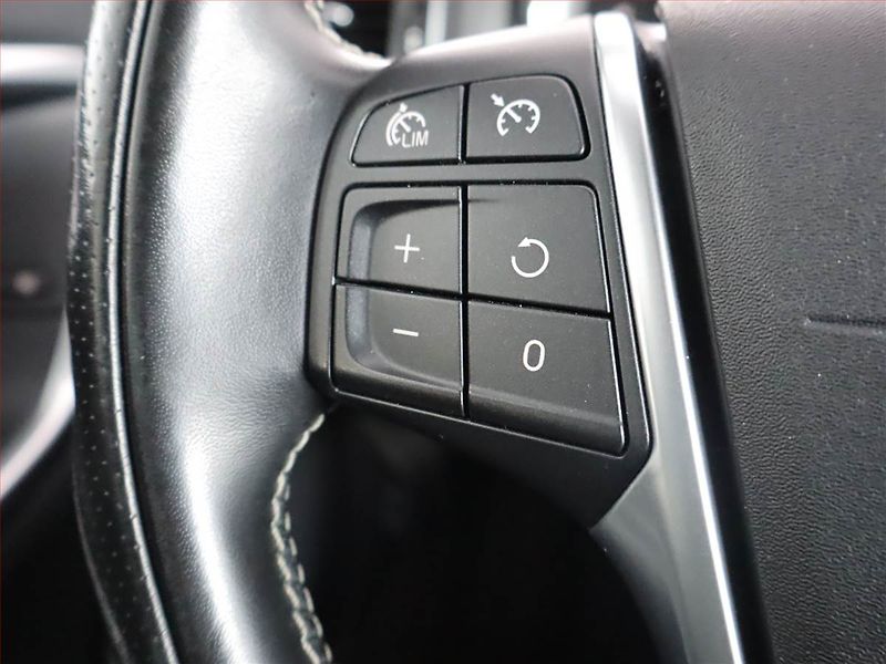 Volvo V60 (2018) R-Design D4 2.0, Automat, Kůže - fotka 16 z 19