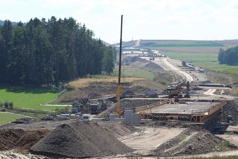 Stavba D3 mezi Třebonínem a Kaplicí-nádraží na podzim 2023 z ptačí perspektivy.
