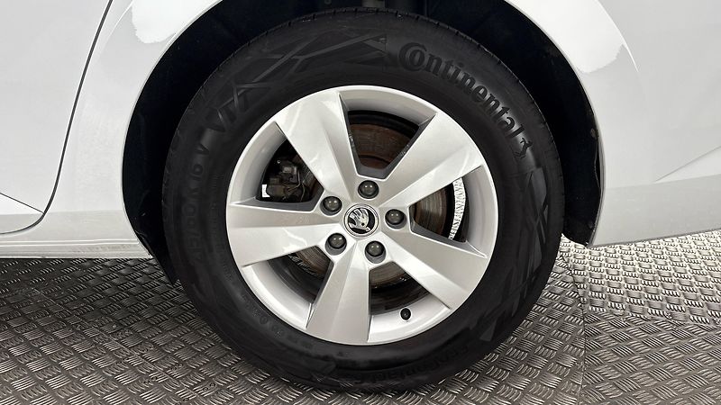 Škoda Superb 2.0 TDI Ambition Combi - fotka 19 z 25