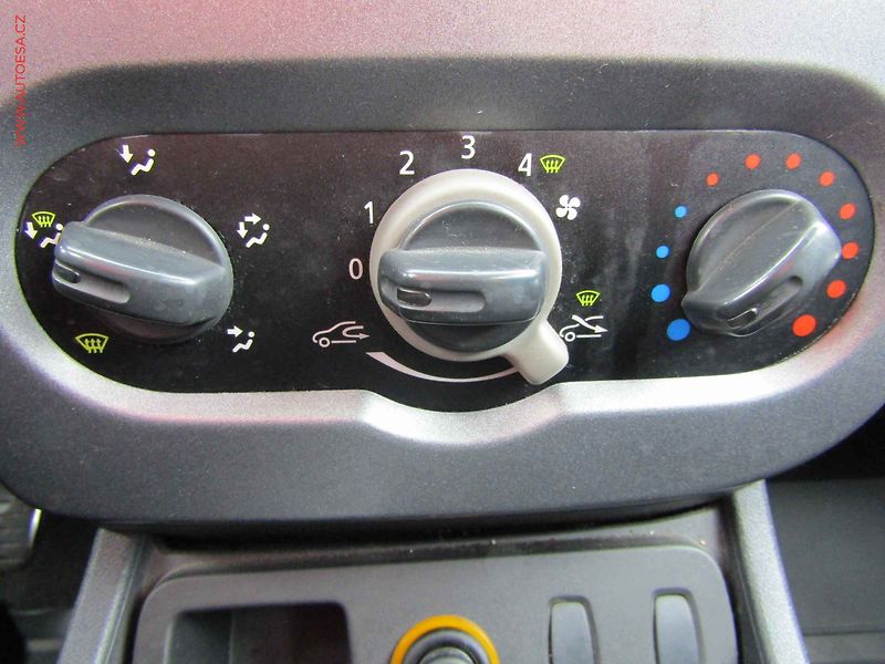 Dacia Duster (2011) 1.6i, ČR - fotka 14 z 16