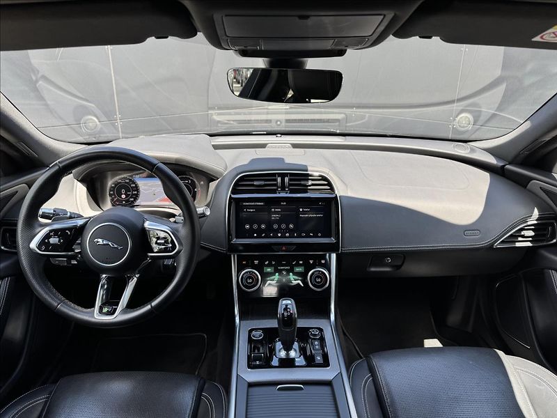 Jaguar XE 2,0 D180 R-Dynamic S AT DPH - fotka 15 z 31