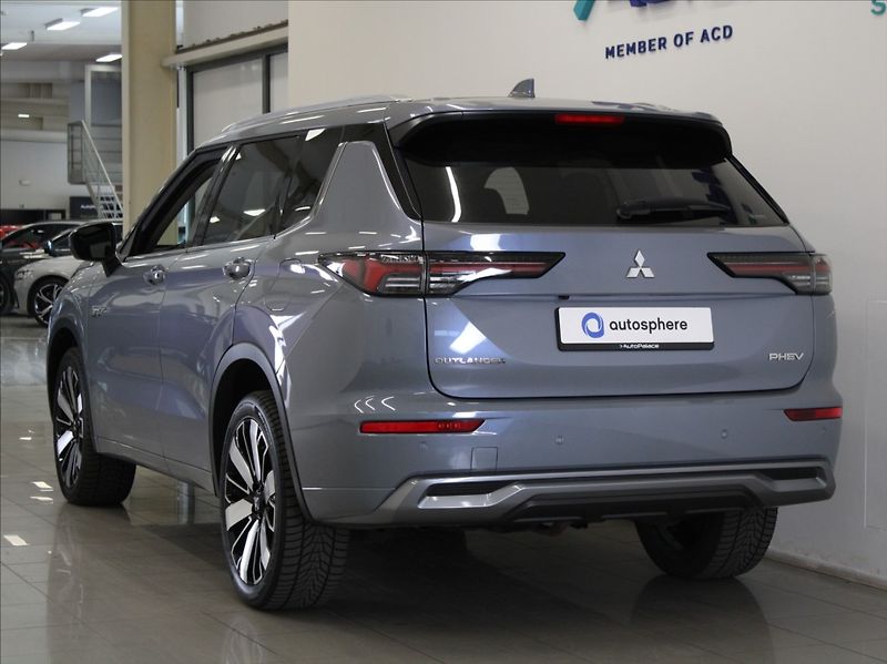Mitsubishi Outlander 2,4 PHEV AWD Instyle 12tkm! - fotka 3 z 31