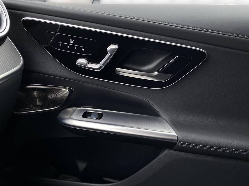 Mercedes-Benz GLC (2024) 300 de 4MATIC - fotka 18 z 29