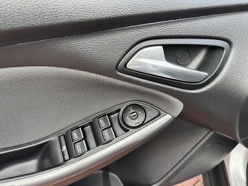 Ford Focus (2011) 1.6i Ti-VCT Klima Winter Paket - fotka 27 z 46