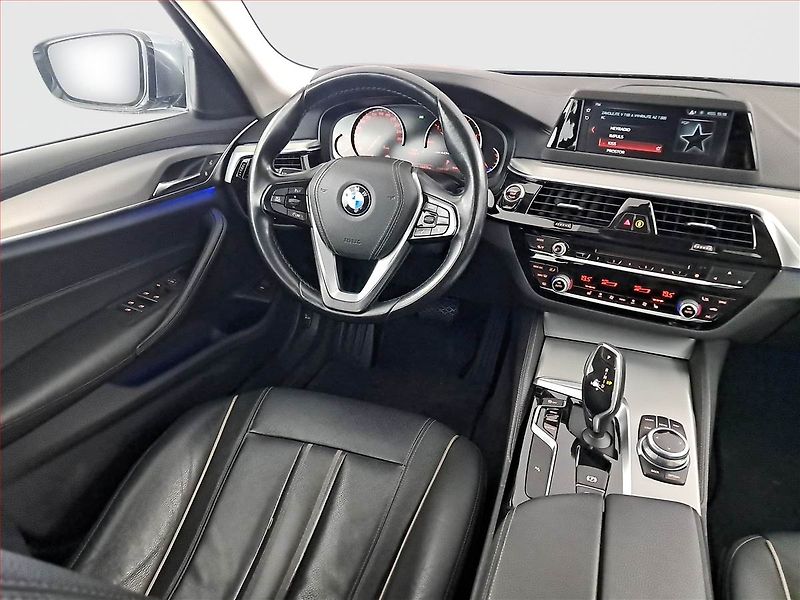BMW Řada 5 (2017) Luxury Line 520d xDrive, 4X4 - fotka 7 z 28