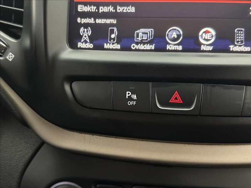 Jeep Cherokee 2,0 103kW 4X4 AC NAVI SENZORY - fotka 21 z 41