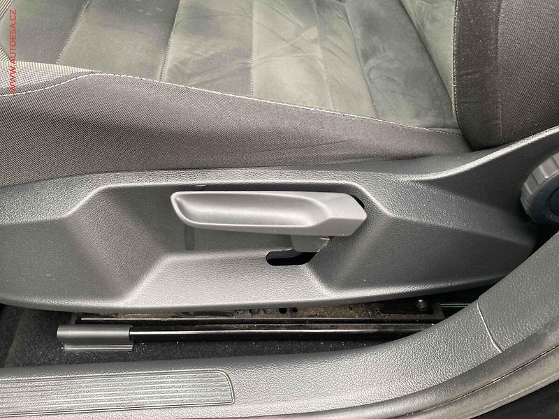 Volkswagen Golf (2018) 2.0 TDi, Highline, LED - fotka 14 z 18