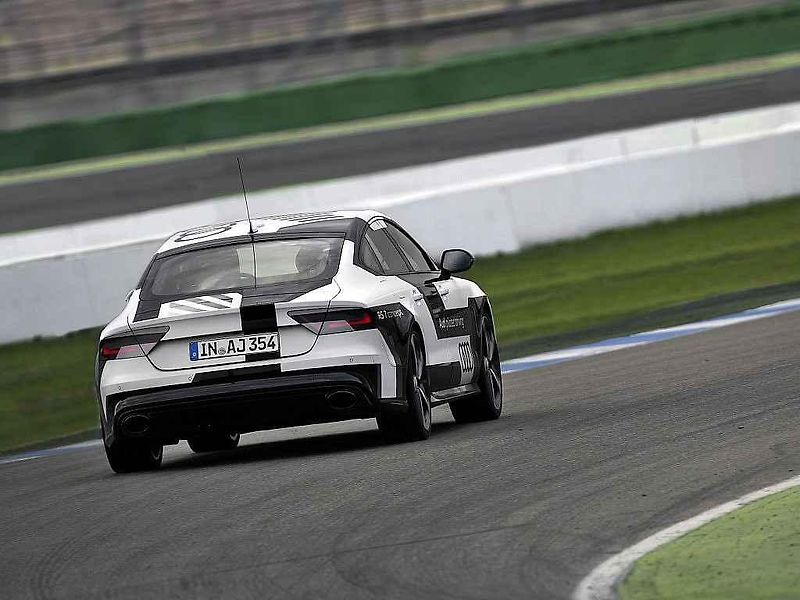Audi pustilo na závodní okruh model RS 7 bez řidiče.