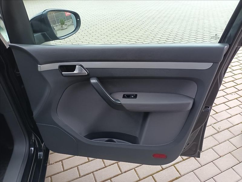 Volkswagen Touran 1,4 TSI,SERVIS,TAŽNÉ,VÝHŘEV - fotka 25 z 43